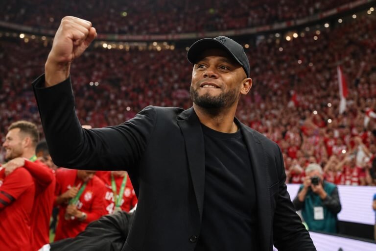 Vincent Kompany viert met Bayern München na bekerwinst.