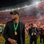 Vincent Kompany viert de bekerwinst van Bayern München in een kolkend stadion