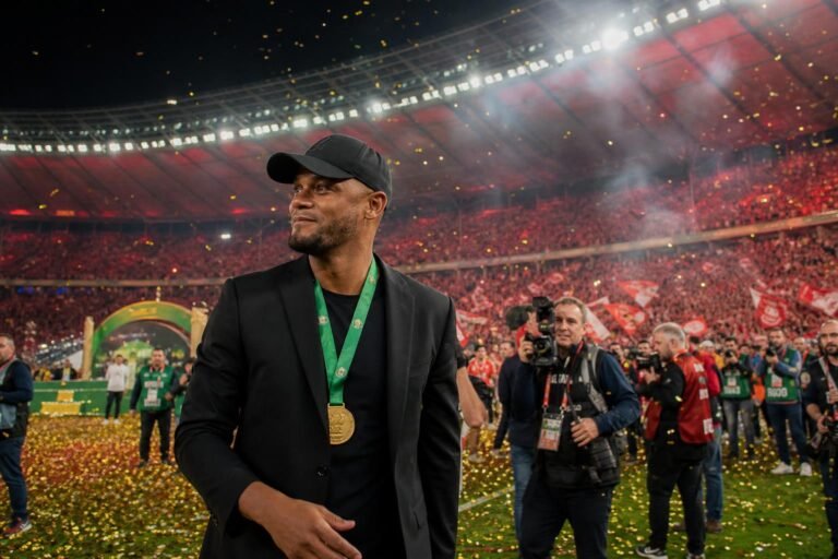 Vincent Kompany viert de bekerwinst van Bayern München in een kolkend stadion