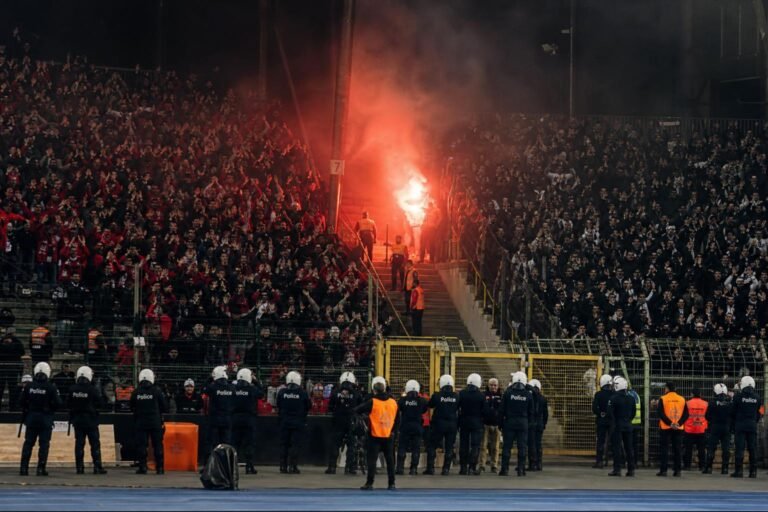 Gespannen sfeer in de tribunes na de Waalse derby tussen Standard en Charleroi