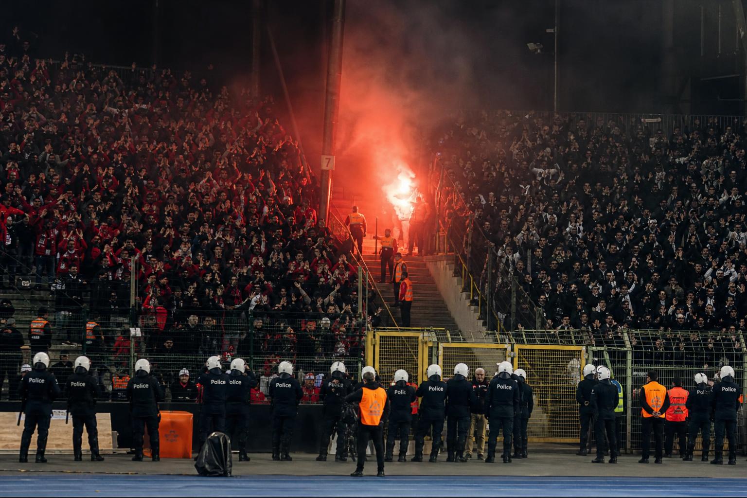 Gespannen sfeer in de tribunes na de Waalse derby tussen Standard en Charleroi
