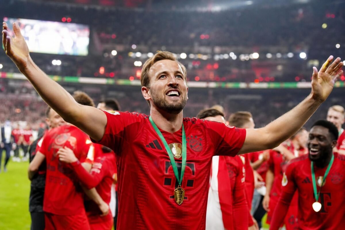 Harry Kane viert in Bayern-shirt tijdens een feestelijk bekermoment