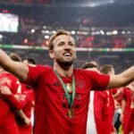 Harry Kane viert in Bayern-shirt tijdens een feestelijk bekermoment