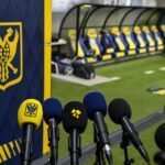 Persmoment in JPL-context rond de trainersdiscussie van het seizoen