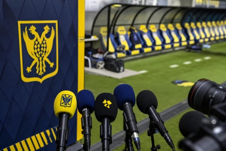 Persmoment in JPL-context rond de trainersdiscussie van het seizoen