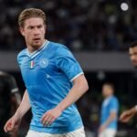 Kevin De Bruyne in Napoli-context tijdens een gefocust wedstrijdmoment
