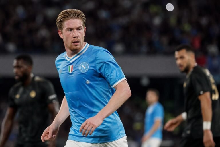 Kevin De Bruyne in Napoli-context tijdens een gefocust wedstrijdmoment