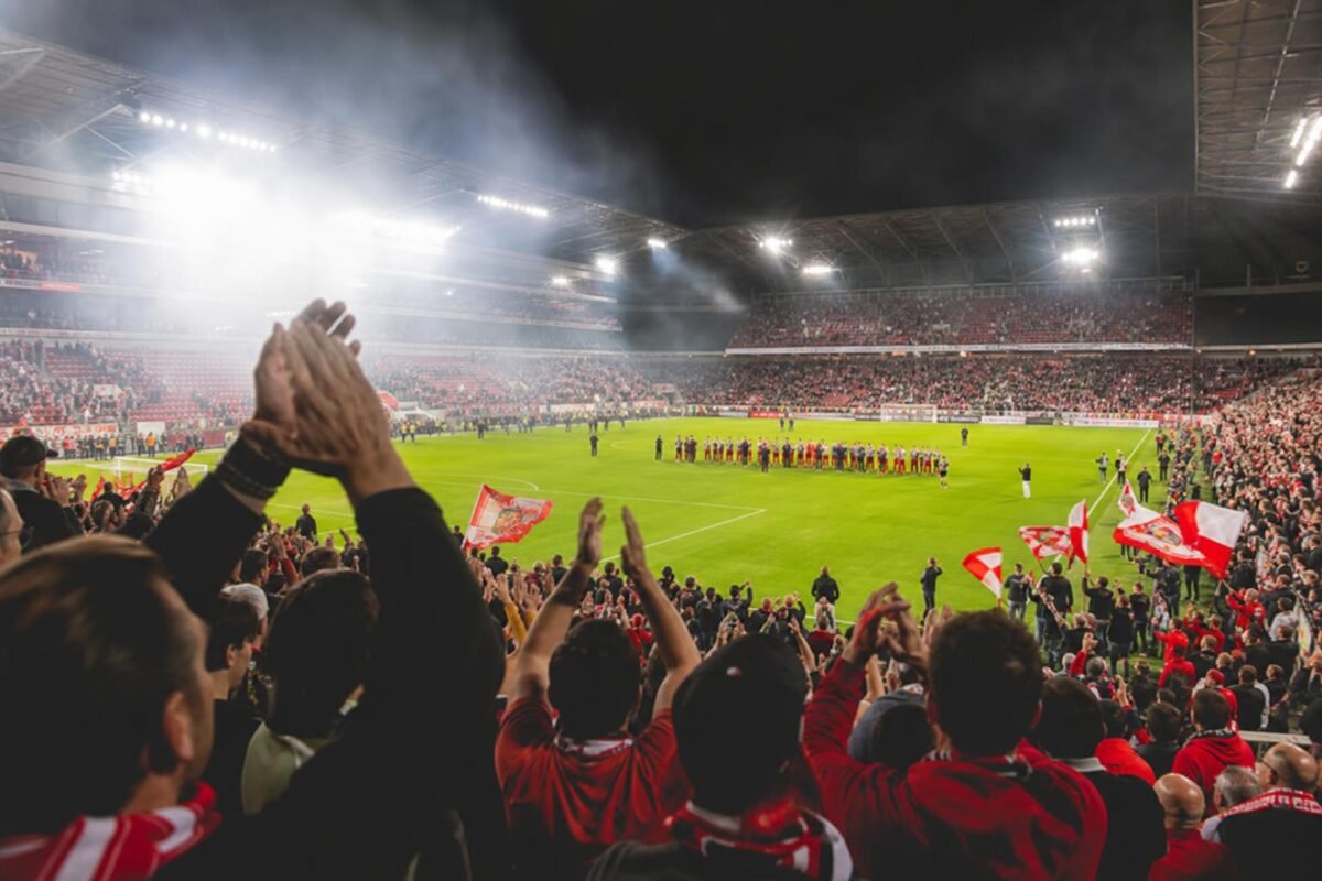Afscheidsfeer bij Royal Antwerp FC na een thuiswedstrijd zonder herkenbare gezichten