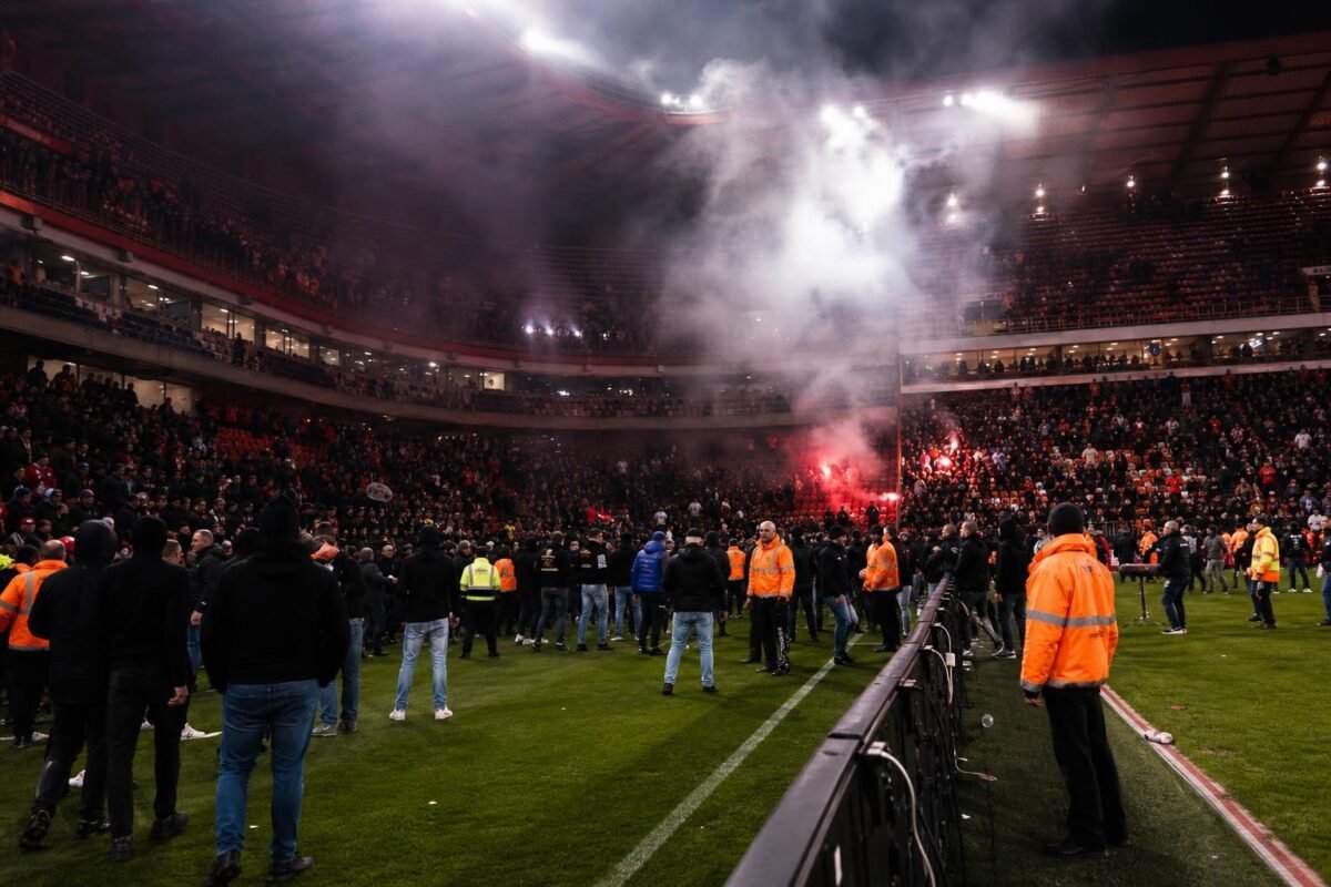 Gespannen sfeer in een voetbalstadion na Standard-Charleroi