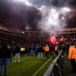 Gespannen sfeer in een voetbalstadion na Standard-Charleroi