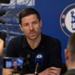 Xabi Alonso in een gespannen perscontext rond de transferplannen van Chelsea