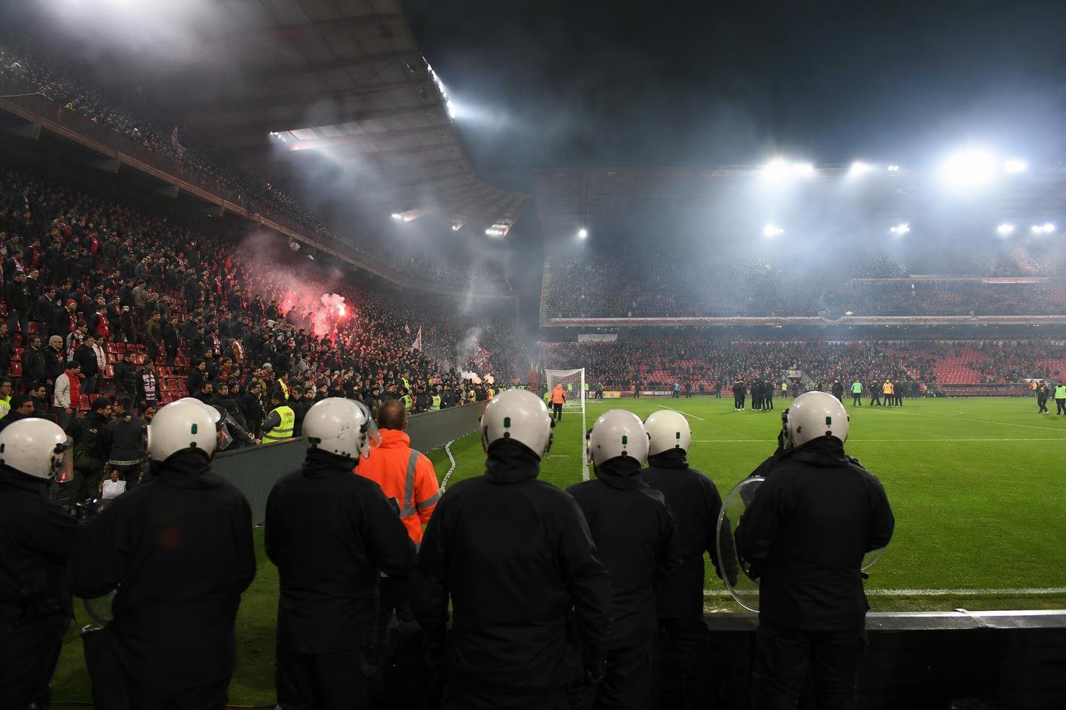 Gespannen post-match sfeer rond Sclessin na Standard tegen Sporting Charleroi.