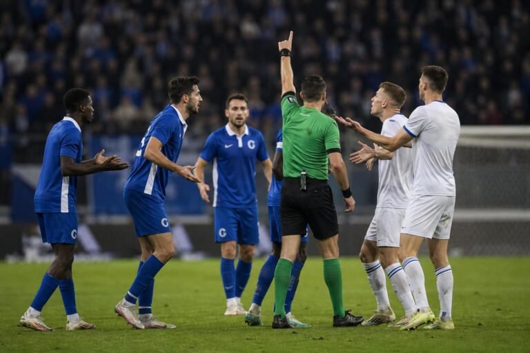 Spannende fase tussen KAA Gent en KRC Genk tijdens de barragematch om Europees voetbal