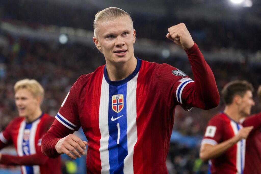 Erling Haaland viert een doelpunt voor Noorwegen tijdens de WK-wedstrijd tegen Irak