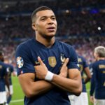 Kylian Mbappé viert een belangrijk moment voor Frankrijk in een vol stadion