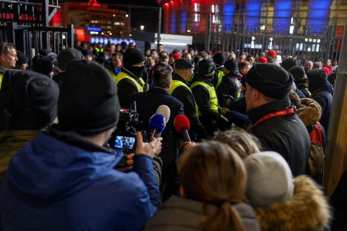 Gespannen perszone bij een WK-stadion rond discussie over de organisatie