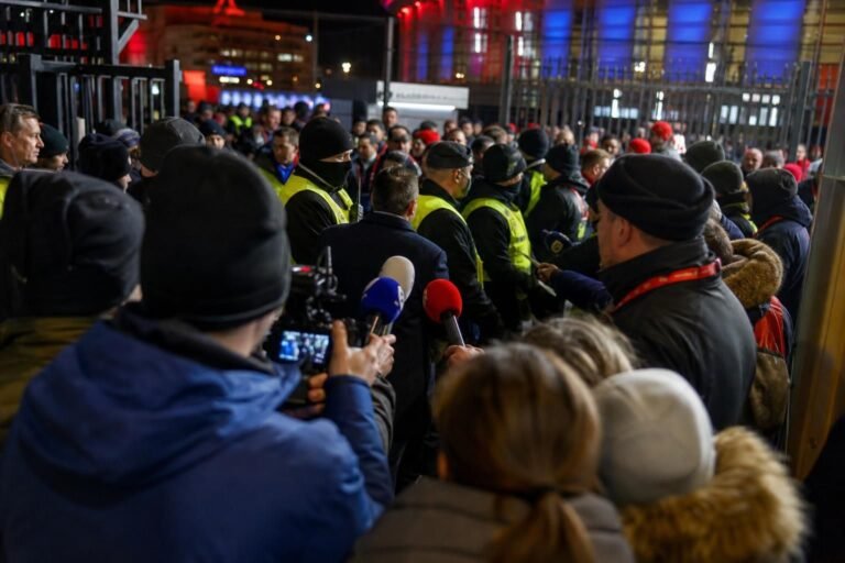 Gespannen perszone bij een WK-stadion rond discussie over de organisatie