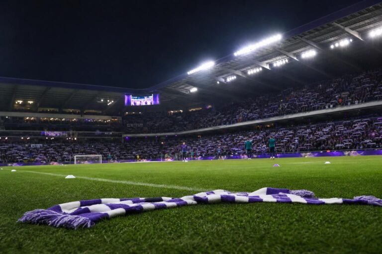 Europese sfeer rond RSC Anderlecht in het Lotto Park richting de voorrondes