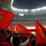 Marokkaanse voetbalsfeer in een stadion tijdens een WK-context zonder herkenbare gezichten