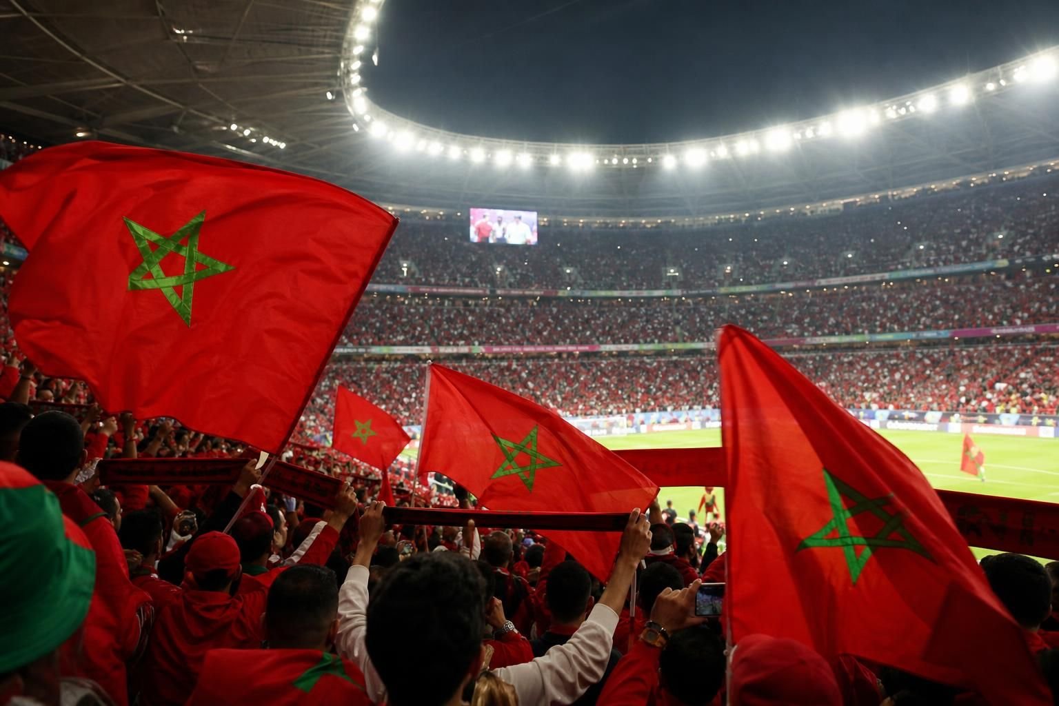 Marokkaanse voetbalsfeer in een stadion tijdens een WK-context zonder herkenbare gezichten