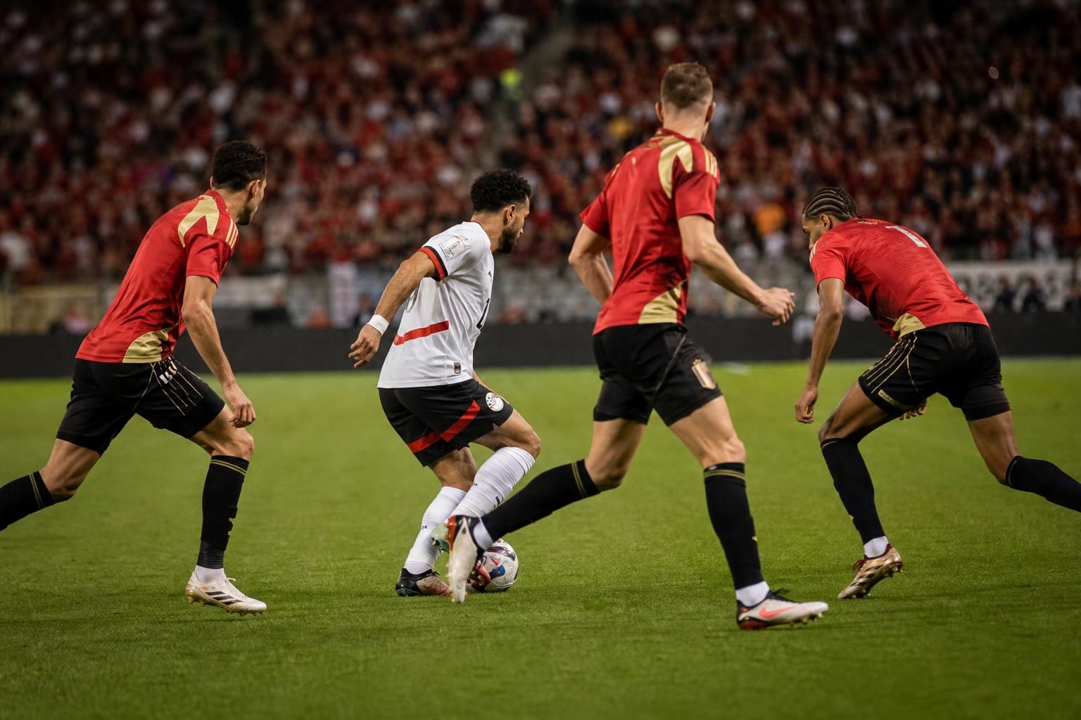Gespannen wedstrijdmoment van de Rode Duivels in een WK-context zonder herkenbare gezichten