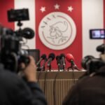 Persmoment bij Ajax rond de officiële aanstelling van Míchel als nieuwe hoofdtrainer