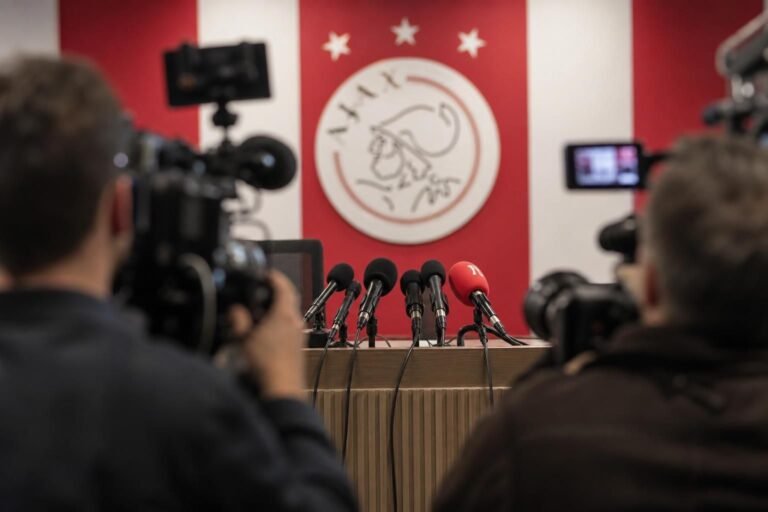 Persmoment bij Ajax rond de officiële aanstelling van Míchel als nieuwe hoofdtrainer