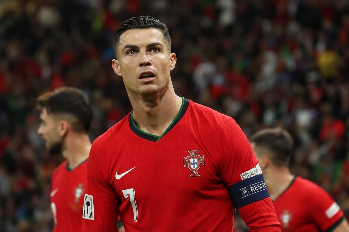 Cristiano Ronaldo in Portugese kleuren tijdens een gespannen WK-sfeer