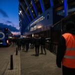Gespannen transfercontext rond Club Brugge in een stadionomgeving