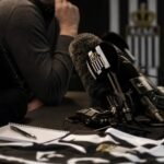Persmoment bij Sporting Charleroi rond de aanstelling van een hoofdtrainer