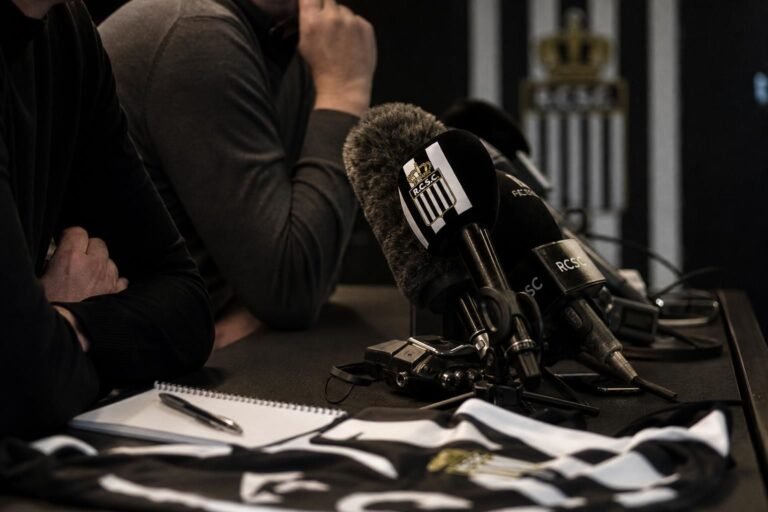 Persmoment bij Sporting Charleroi rond de aanstelling van een hoofdtrainer