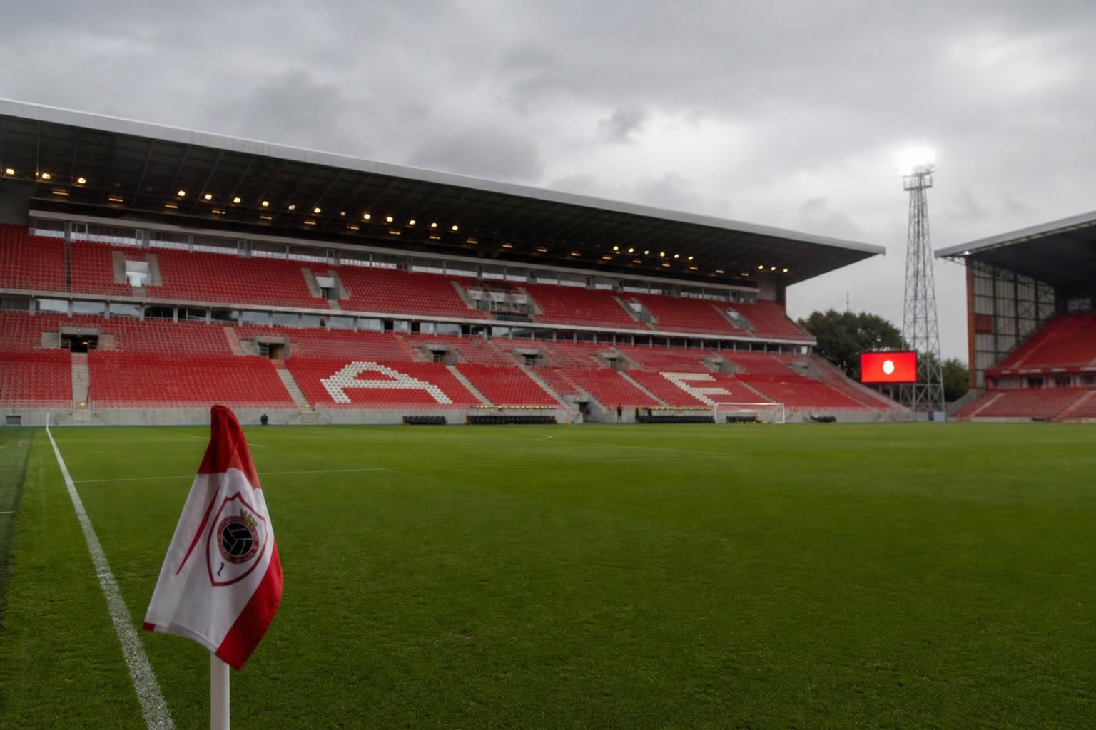 Sfeerbeeld van de Bosuil bij Royal Antwerp FC in een periode van financiële heropbouw