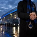 Transfercontext rond Club Brugge met blauw-zwarte accenten en perscamera's