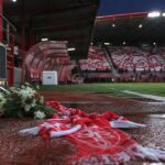 Ingetogen stadionbeeld bij Stade Brest na het overlijden van Eric Roy