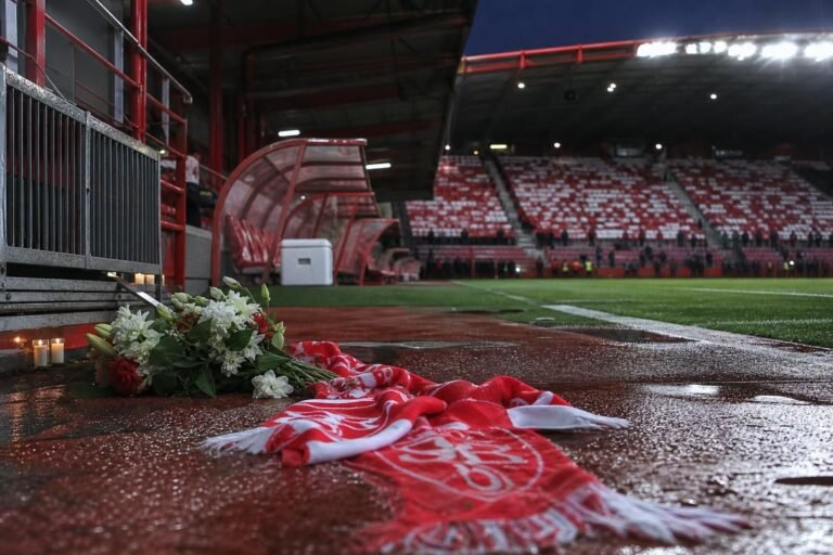 Ingetogen stadionbeeld bij Stade Brest na het overlijden van Eric Roy