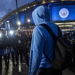 Transfercontext rond Manchester City met stadionomgeving en supporterssfeer zonder herkenbare gezichten