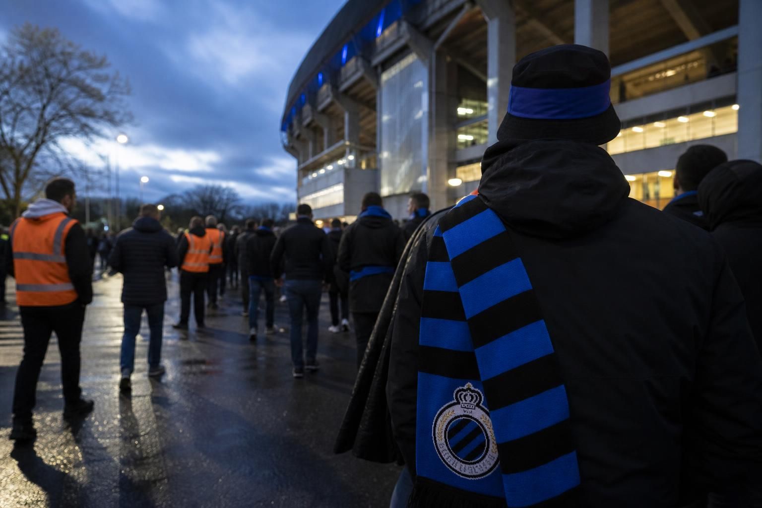 Transferachtige sfeer rond Club Brugge met blauw-zwarte accenten zonder herkenbare personen