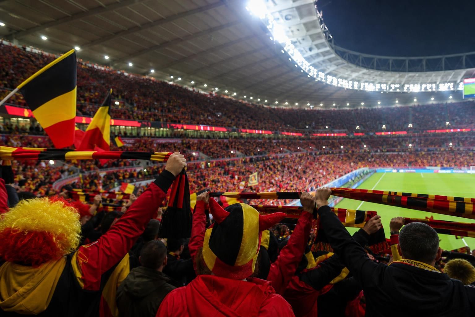 Belgische supporters in WK-sfeer in een vol stadion tijdens een internationale wedstrijd