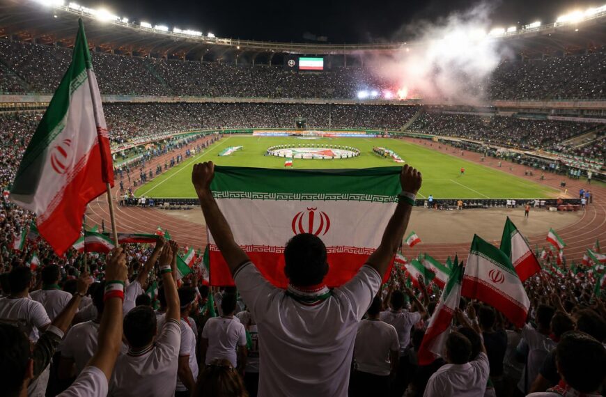 Iraanse voetbalsupporters met nationale kleuren in een stadion