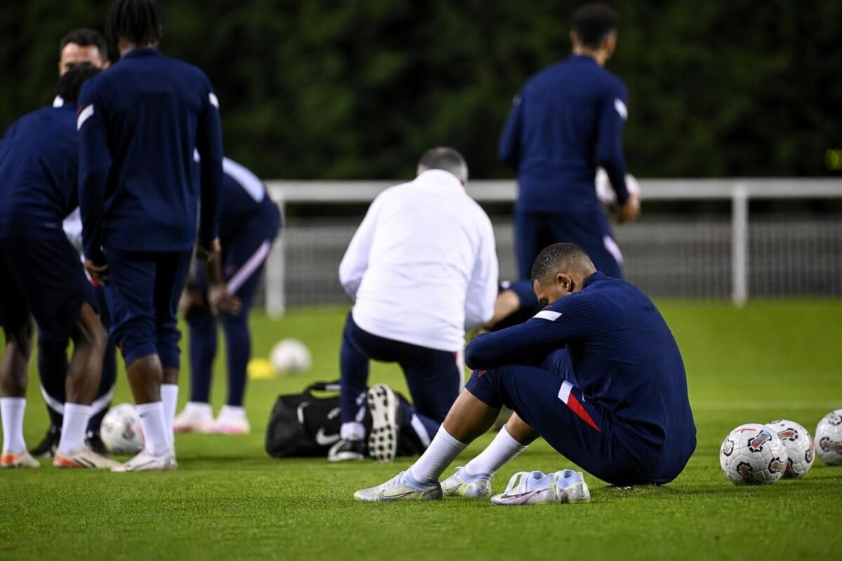 Gespannen trainingsmoment bij Frankrijk richting het WK na blessurezorgen rond een verdediger