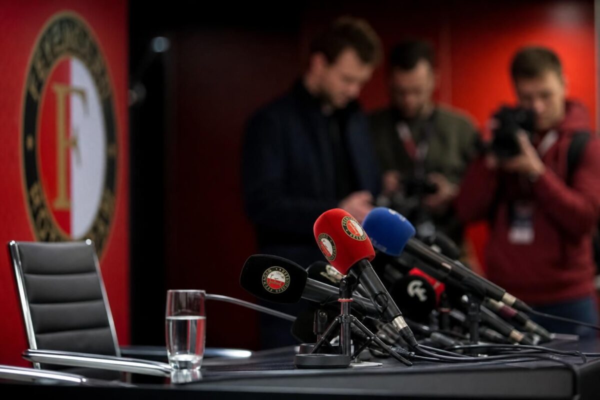 Persmoment bij Feyenoord rond een mogelijke transfer van Charles Vanhoutte zonder herkenbare personen.