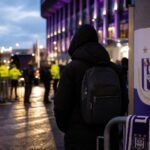 Transfersfeer rond RSC Anderlecht in een stadionomgeving.