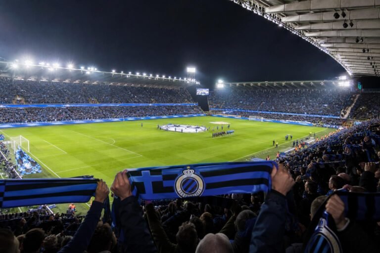 Sfeerbeeld rond een JPL-seizoensopener met Club Brugge-supporters zonder herkenbare gezichten