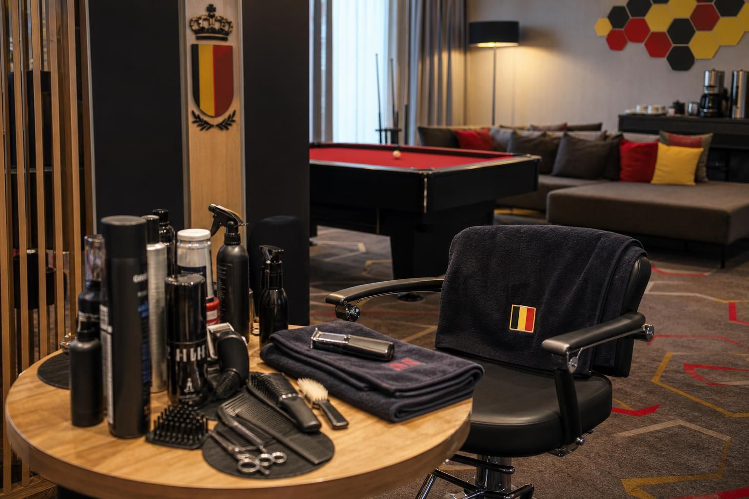 Een kapperstafel in de ontspanningsruimte van het WK-basecamp van de Rode Duivels.