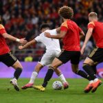 Rode Duivels verdedigers tijdens een gespannen WK-wedstrijd zonder herkenbare gezichten