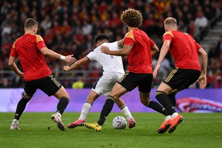 Rode Duivels verdedigers tijdens een gespannen WK-wedstrijd zonder herkenbare gezichten