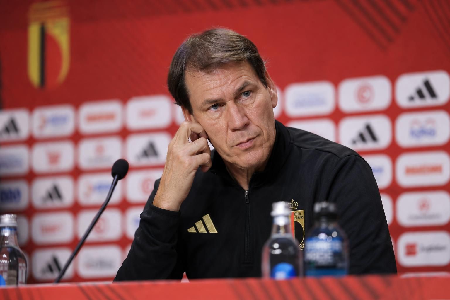 Rudi Garcia bij de Rode Duivels tijdens een gespannen persmoment