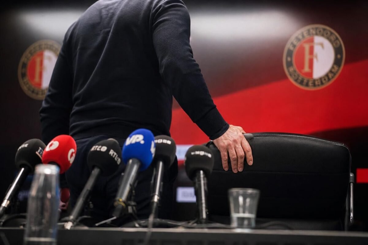 Perszaal in Feyenoord-context met gespannen voetbalatmosfeer na trainerswissel
