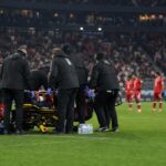 Medische verzorging op het veld tijdens een WK-wedstrijd zonder herkenbare gezichten