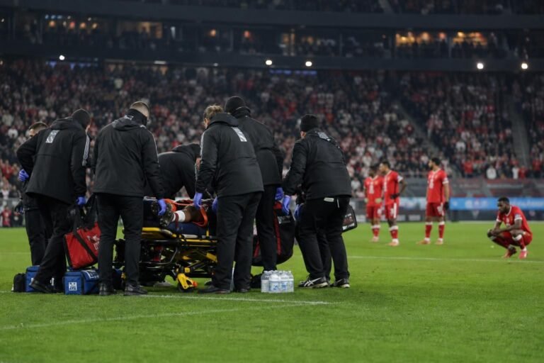 Medische verzorging op het veld tijdens een WK-wedstrijd zonder herkenbare gezichten